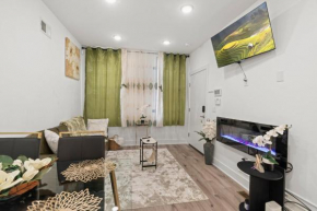 3BR-2BA Luxurious Green Oasis Private Backyard Patio